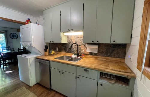 Hastings Highlands Cottage | Dawson Loop Inn - Private Lakefront Cottage