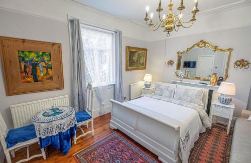 Pembridge Bed & Breakfast | Dawson Place, Juliette's Bed and Breakfast
