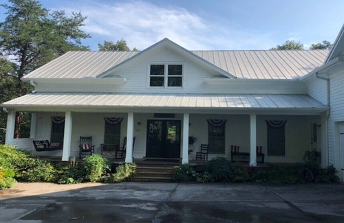 Gainesville House | Dawsonville Dahlonega spring festivals wineries restaurants & shopping close by