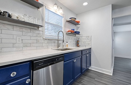 Central Arlington House | Daydreams on Elm - Walk to AT&T, FREE PARKING, Globe Life, Fire pit