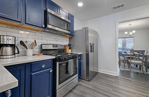 Central Arlington House | Daydreams on Elm - Walk to AT&T, FREE PARKING, Globe Life, Fire pit