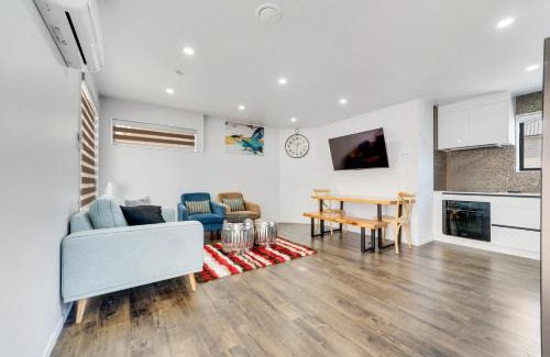 Papatoetoe Apartment | Daylight Dwell & Delight near Auckland Airport