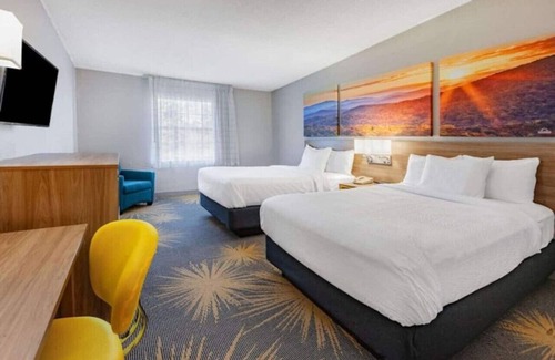 Hollins Hotel | Days Inn 2 connected rooms!