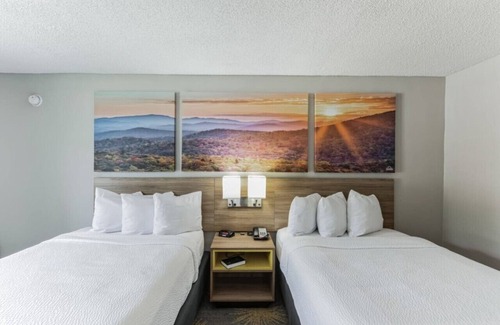Hollins Hotel | Days Inn 2 connected rooms!