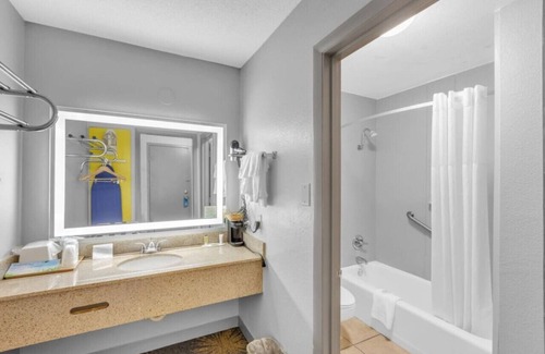 Hollins Hotel | Days Inn 2 connected rooms!