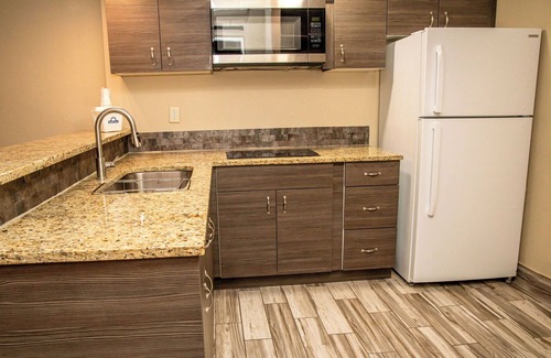 Hammond Hotel | Days Inn and Suites by Wyndham Hammond, IN