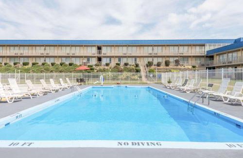 Barton Hotel | Days Inn by Wyndham St Clairsville