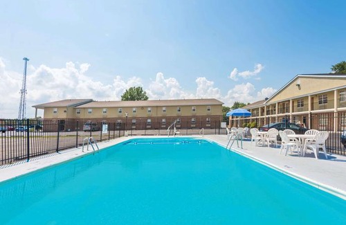 Amherst Hotel | Days Inn by Wyndham Amherst