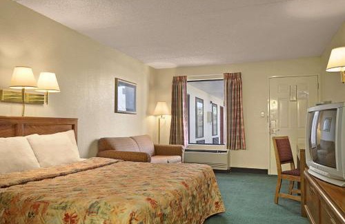 Sevierville Hotel | Days Inn by Wyndham Apple Valley Pigeon Forge/Sevierville