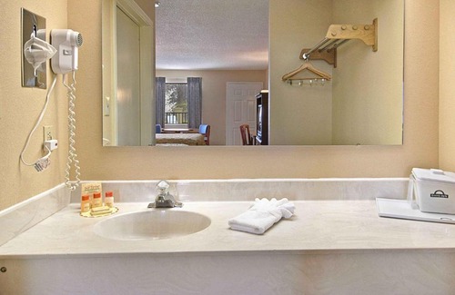 Woodfin Hotel | Days Inn by Wyndham Asheville Downtown North