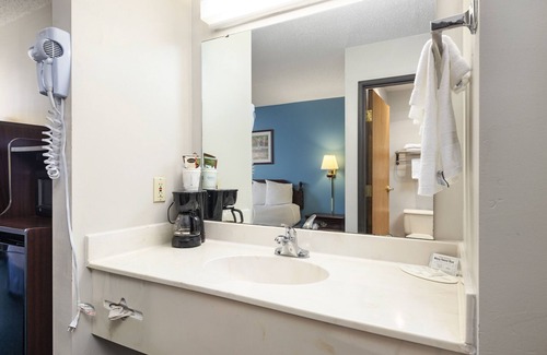 Turners Hotel | Days Inn by Wyndham Battlefield Rd/Hwy 65