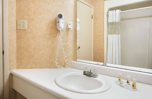 Brantford Hotel | Days Inn by Wyndham Brantford