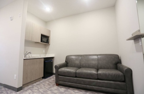 Balzac Hotel | Days Inn by Wyndham Calgary North Balzac