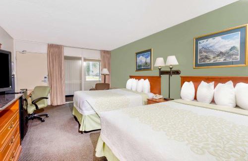 Cedar Falls Hotel | Days Inn by Wyndham Cedar Falls- University Plaza