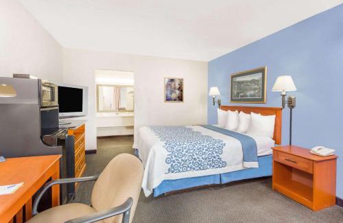 Cedar Falls Hotel | Days Inn by Wyndham Cedar Falls- University Plaza