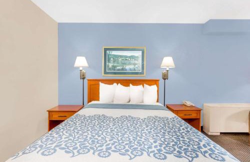 Cedar Falls Hotel | Days Inn by Wyndham Cedar Falls- University Plaza