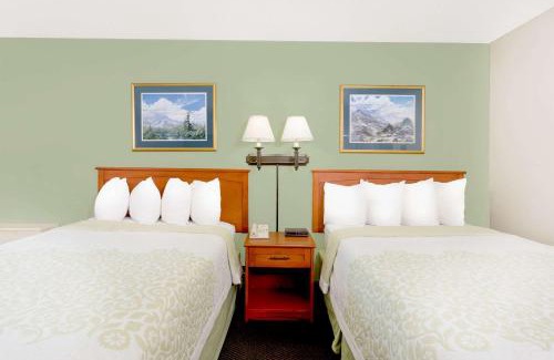 Cedar Falls Hotel | Days Inn by Wyndham Cedar Falls- University Plaza