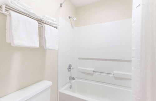 Clinton Hotel | Days Inn by Wyndham Clinton
