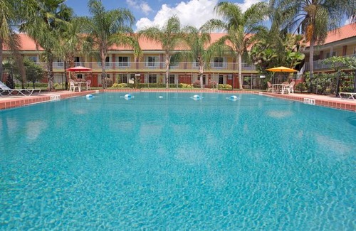 Cocoa Hotel | Days Inn by Wyndham Cocoa Cruiseport West At I-95 524