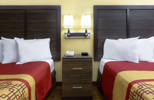 Columbus Hotel | Days Inn by Wyndham Columbus-North Fort Moore