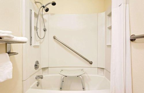 Kingmont Hotel | Days Inn by Wyndham Fairmont