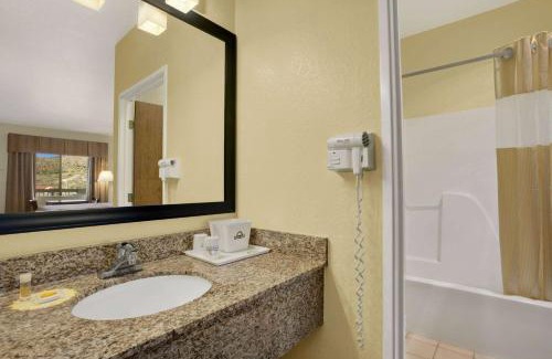 Globe Hotel | Days Inn by Wyndham Globe