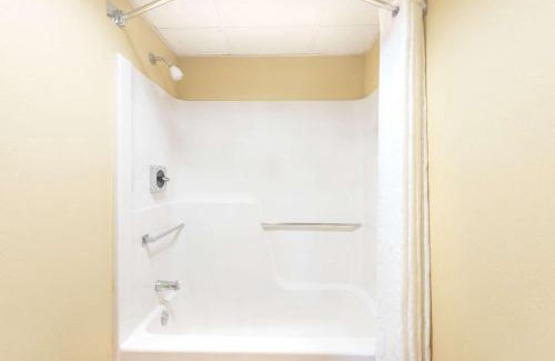 Hagerstown Hotel | Days Inn by Wyndham Hagerstown I-70