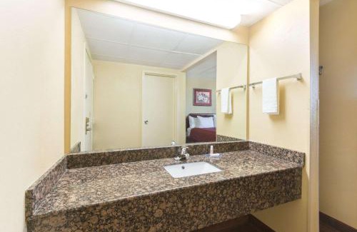 Hagerstown Hotel | Days Inn by Wyndham Hagerstown I-70