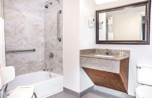 Brookhollow Hotel | Days Inn by Wyndham Houston