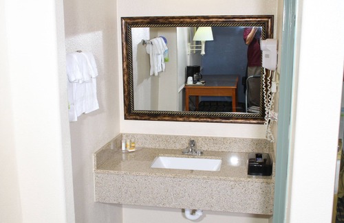 Brookhollow Hotel | Days Inn by Wyndham Houston