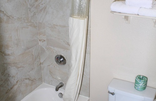 Brookhollow Hotel | Days Inn by Wyndham Houston