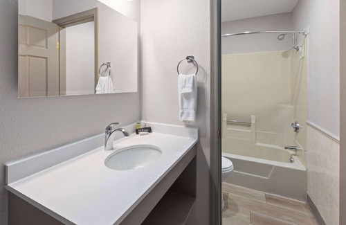 Hutchinson Hotel | Days Inn by Wyndham Hutchinson