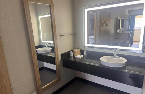 Randolph Hotel | Days Inn by Wyndham Kansas City Northeast