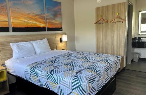 Randolph Hotel | Days Inn by Wyndham Kansas City Northeast