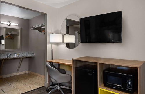 Monta Vista Hotel | Days Inn by Wyndham Lakewood South Tacoma