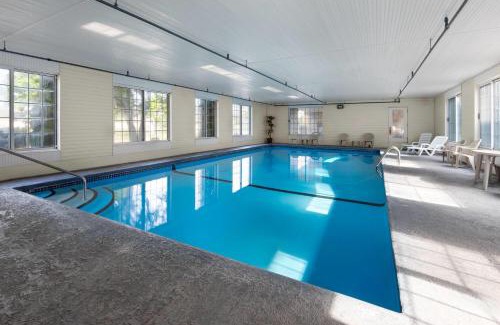 Mackinaw City Hotel | Days Inn by Wyndham Mackinaw City - Bridgeview Area