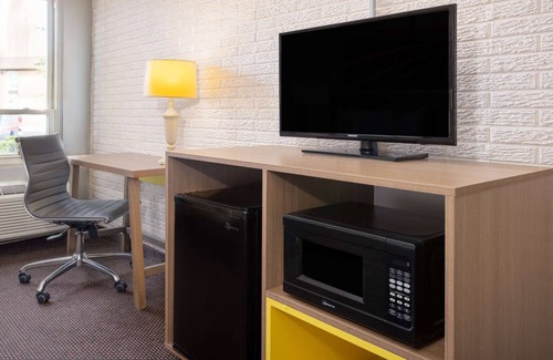 Lakeview Hotel | Days Inn by Wyndham Manassas Battlefield