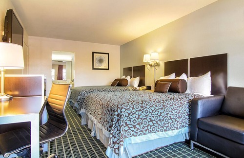 Dallas Design District Hotel | Days Inn by Wyndham Market Center Dallas Love Field