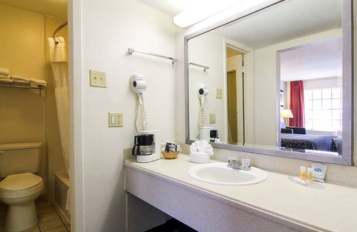 Dallas Design District Hotel | Days Inn by Wyndham Market Center Dallas Love Field