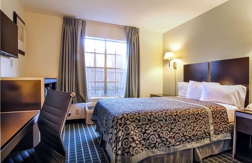 Dallas Design District Hotel | Days Inn by Wyndham Market Center Dallas Love Field