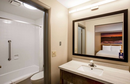 Marquette Hotel | Days Inn by Wyndham Marquette