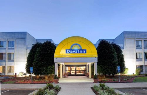 Central Newport News Hotel | Days Inn by Wyndham Newport News City Center Oyster Point