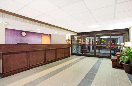 Central Newport News Hotel | Days Inn by Wyndham Newport News City Center Oyster Point