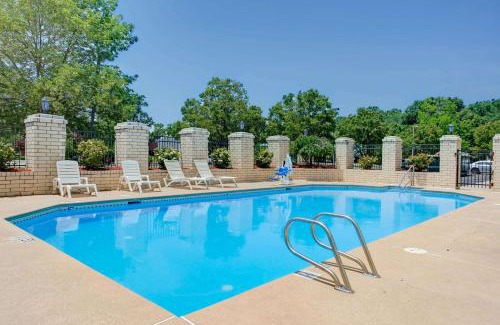 Central Newport News Hotel | Days Inn by Wyndham Newport News City Center Oyster Point