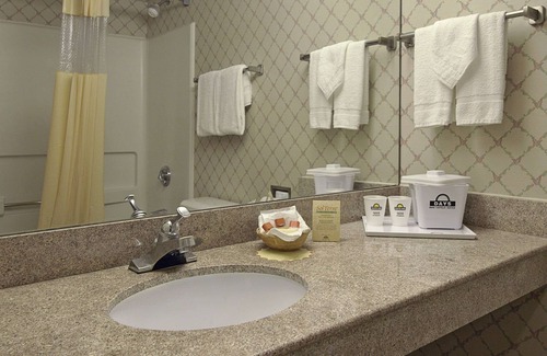 Central Newport News Hotel | Days Inn by Wyndham Newport News City Center Oyster Point