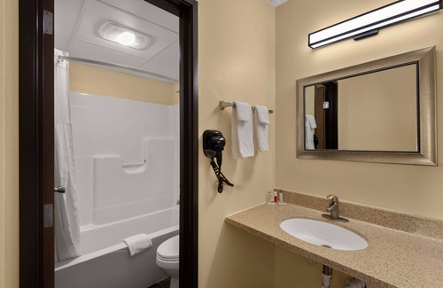 Newton Hotel | Days Inn by Wyndham Newton
