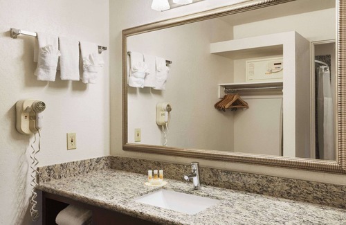 Oceanside Hotel | Days Inn by Wyndham Oceanside