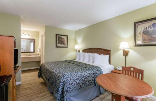 National Gardens Hotel | Days Inn by Wyndham Ormond Beach