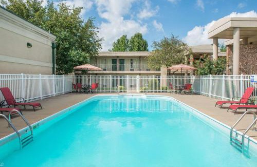 Paducah Hotel | Days Inn by Wyndham Paducah I-24 Exit 4