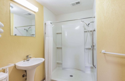 South Hills Hotel | Days Inn by Wyndham Pittsburgh